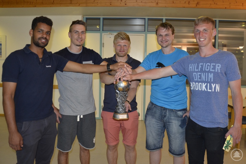 Die Spielleiter der Fußballmannschaften (v.l.) Enny Mora-Sanchez (Komax), Martin Gibis (Sedlbauer AG), Alexander Adam (SLE), Florian Hartinger (SYS) und Matthias Krampfl (AVS Römer) freuten sich über das gelungene Fußballturnier und halten den Reismühle-Cup als Symbol für ein nachhaltiges Miteinander ebenso gemeinsam in ihren Händen wie...