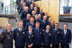 Landrat Adam ehrt verdiente Feuerwehrleute