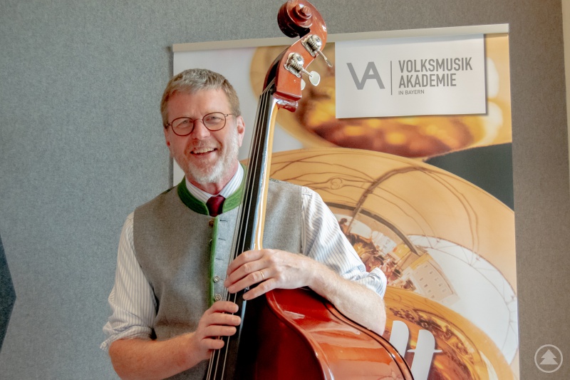 Als Schirmherr hatte Dr. Marcel Huber den Bau regelmäßig besucht und zeigte sich nun begeistert von der fertigen Volksmusikakademie