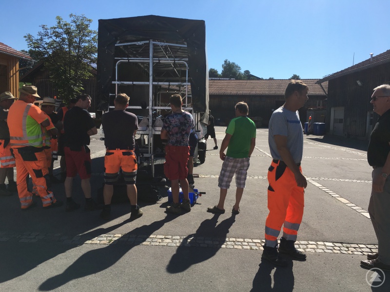 Ein Monteur der Firma „Stagemobil“ zeigte den Bauhofmitarbeitern an einem Dienstagvormitag Ende Juni, wie die Bühne mit ein paar Handgriffen aufgebaut wird. So werden kommunale Ressourcen geschont und das Ehrenamt unterstützt.