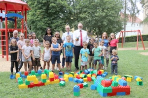 Oberbürgermeister Jürgen Dupper besucht Kinder beim Spielmobil