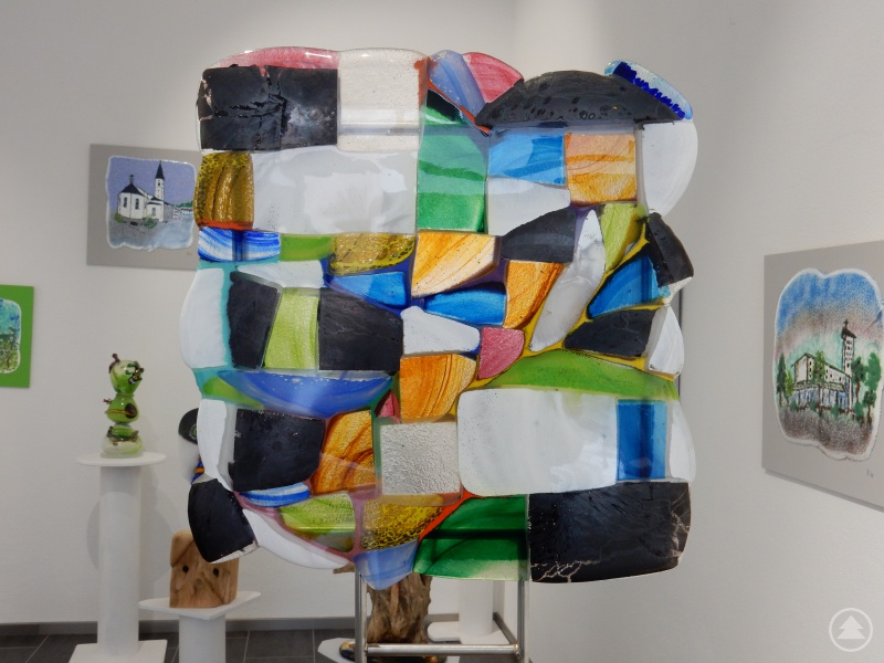 Die kreative Arbeit mit Glas macht Erhard Köck viel Freude. Bis zum 5. September 2021 präsentiert der Künstler 29 seiner Werke in der Galerie Wolfstein im Schloss Wolfstein in Freyung.