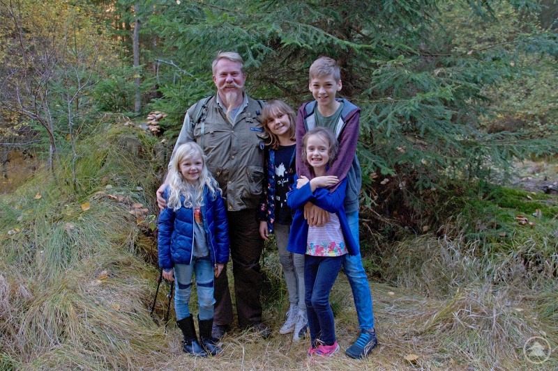 Lene (links) aus Mecklenburg erkundet im Film mit ihrer Schwester und einer Hand voll einheimischer Kinder den Wald. Geheimnisse verrät ihr dabei unter anderem Ranger Günter Sellmayer. (