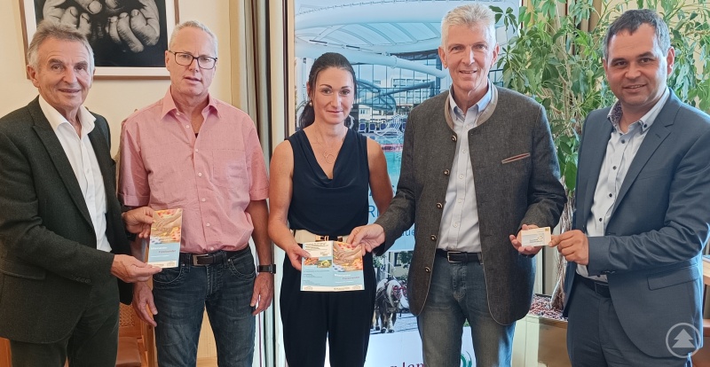 Präsentieren die Informationsbroschüre der „Servicestelle Ehrenamt“: (v. links n. rechts) MdL Walter Taubeneder, Armin Absmeier, Birgit Leitner, MdL Prof. Dr. Gerhard Waschler und Landrat Raimund Kneidinger.