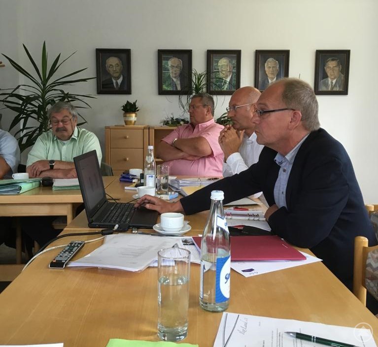 Horst Reimann (v.) zeigte das entwickelte Maßnahmenpaket in der Vorstandssitzung Ilzer Land im Rathaus Saldenburg auf.