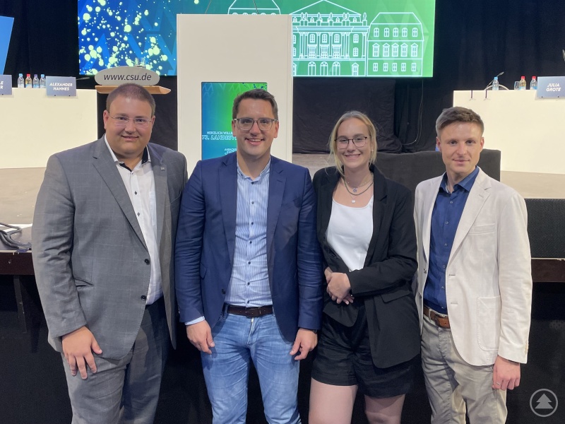 Glückwünsche für den Landesvorsitzenden und die niederbayerischen Spitzenvertreter auf Landes- und Bundesebene: (von links nach rechts) Kreisvorsitzender Christoph Weishäupl mit dem wiedergewählten Landesvorsitzenden Christian Doleschal, Deutschlandrätin Agnes Brücklmayer und stellvertretenden Landesvorsitzenden Alexander Hannes.