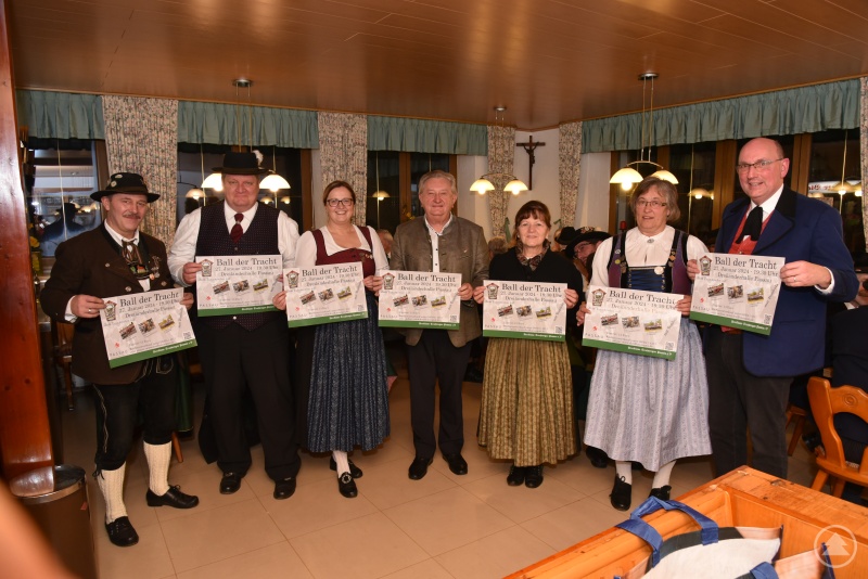 Trachtenpfarrer Josef Tiefenböck (r.) und Altlandrat Franz Meyer (4. v. r.) treiben zusammen mit Gauvorstand Walter Söldner (l.), 3. Gauvorstand Andreas Ginglseder, Gisela Schenk, Marlene Hartl (3. v. l.) und Regina Haydn die Werbetrommel für den „Ball der Tracht“ an und präsentieren das neue Ballplakat