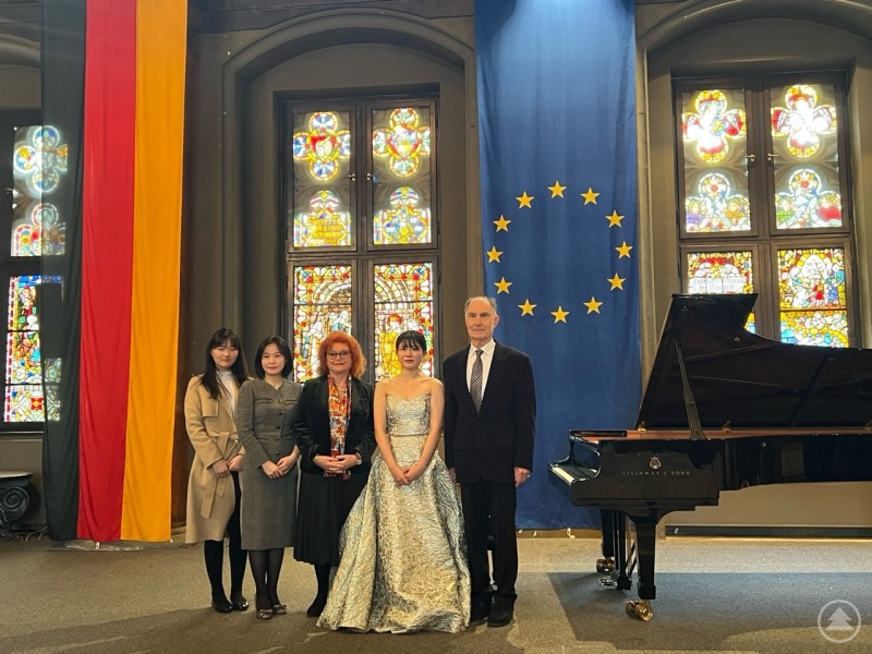 v.l. Xinyi Wang, Prof. Park Aejin, weitere Vertreterin des Oberbürgermeisters Erika Träger, Ju Yeon Park und Prof. Ulrich Schwarz