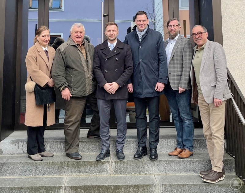 Sprachen über gemeinsame tschechisch-bayerische Projekte: Landrat Sebastian Gruber (3. v. rechts) und der 3. Bürgermeister der Stadt Třeboň Aleš Kolář (3. v. links) zusammen mit (von links) Selma Šedová-Keck (Mitarbeiterin Landratsamt), Zdenĕk Mráz (ehem. 2. Bürgermeister Stadt Třeboň), Christian Fiebig (Sachgebietsleitung Landkreisangelegenheiten) und dem stellvertretenden Landrat Franz Brunner.