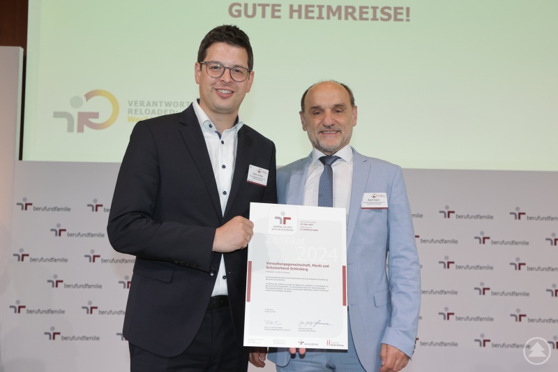 Adolf Hackl und Martin Pichler wissen, wie wichtig es ist, die Vereinbarkeit von Familie und Beruf attestiert zu bekommen. Wer gute Leute sucht, muss ihnen im Leben entgegenkommen. Dafür gab es jetzt ein Zertifikat direkt vom Familienministerium in Berlin. Z1_VER~1.JPG