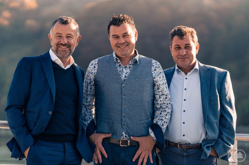 Die Geschäftsführer Harald Wimmer (von links), Harald und Martin Praml blicken stolz auf ein Vierteljahrhundert erfolgreicher Firmengeschichte zurück.