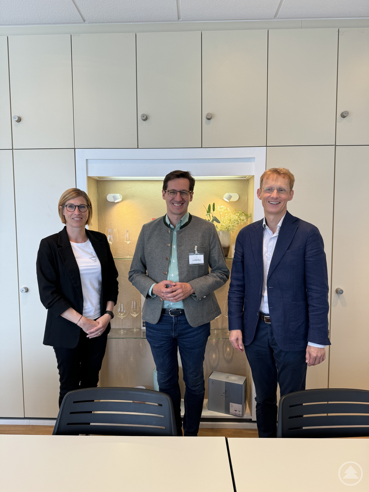 Von Zwiesel in die ganze Welt: MdL Dr. Ebner tauschte sich mit den Vorständen der Zwiesel Kristallglas AG Prof. Dr. Andreas Buske (rechts im Bild) und Kathrin Strous (links im Bild) zur Glasindustrie und wirtschaftlichen Entwicklung allgemein aus.