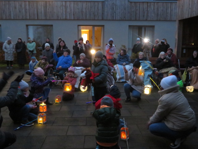 Mit den Kindern vom Kindergarten Waldkirchen konnte ein wunderschönes Martinsfest im Garten von St. Gisela gefeiert werden.
