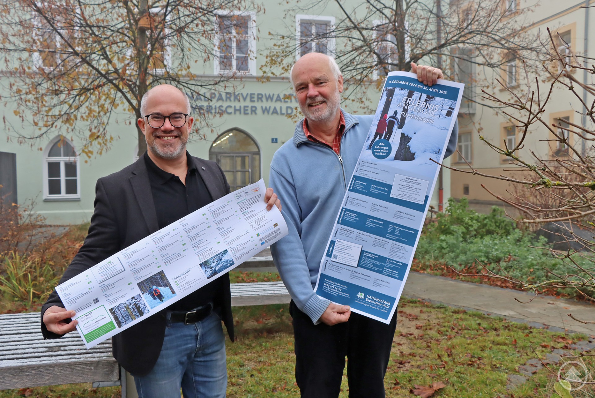 Freuen sich über die vielen Angebote: Robert Kürzinger (links), Geschäftsführer der Ferienregion Nationalpark Bayerischer Wald, und Nationalpark-Umweltbildungsreferent Lukas Laux