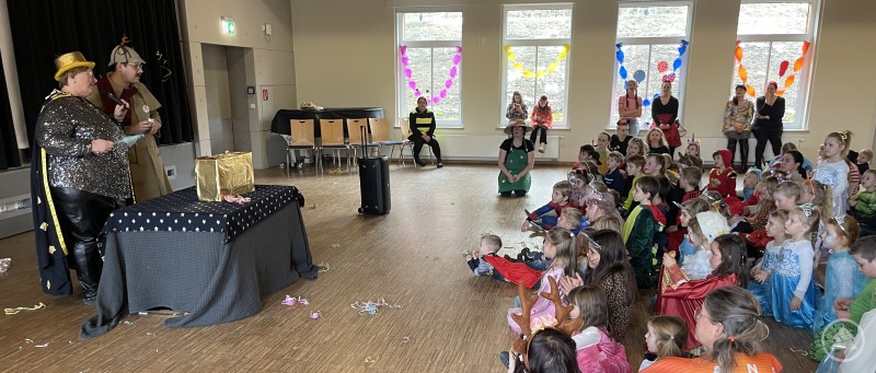 Unter Aufsicht kritischer Helden, Fabelwesen und Filmstars ließen der magische DaLu (Dani Luksch) und Zauberlehrling BüMaPi (Bürgermeister Martin Pichler) allerlei Wunderliches erscheinen. Magischer_Fasching_01.jpg