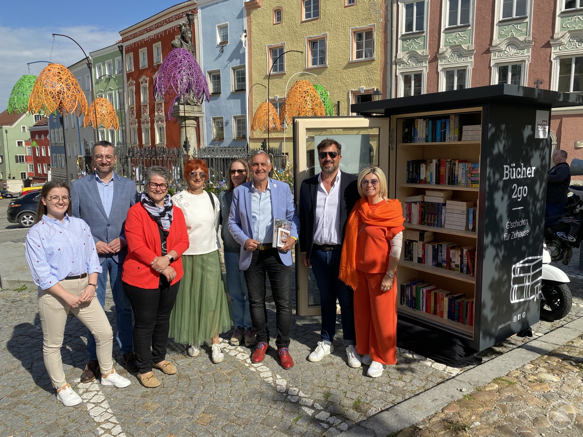 Eröffnungsfoto mit Mitwirkenden und Bücherspenderinnen (von links nach rechts) Carmen Hager/Stadtmarketing, Vizebgm. Mag. Christoph Danner, Martha Quirchtmaier/Finanzverwaltung, Doris Streicher, Johanna Tschaikner/Stadtbibliothek,  Bgm. Günter Streicher, Thomas Reibe/Bereichsleitung Entwicklung & Produktmanagement der Firma Josko, Tanja Kesztele