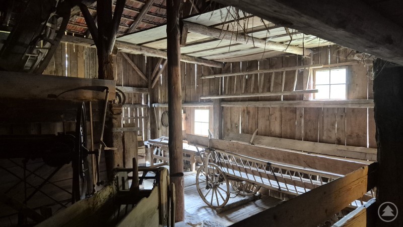 alter Stadl mit altem Fuhrwerk und Holzverbretterung