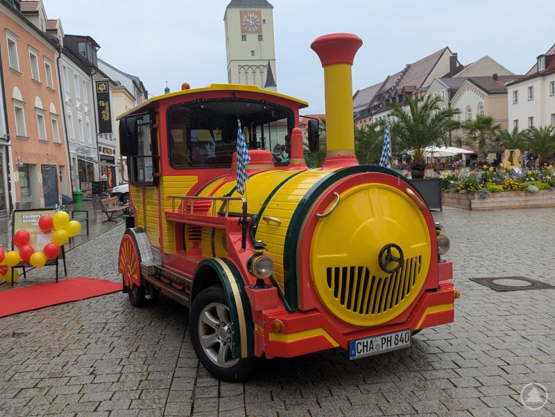 Deggendorfer Bimmelbahn an der Haltestelle am Oberen Stadtplatz