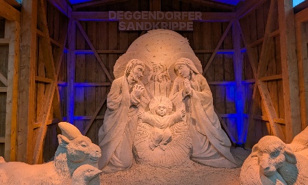 30 Tonnen Sand für die schönste Zeit im Jahr: Deutschlands größte Sandkrippe feierlich eröffnet