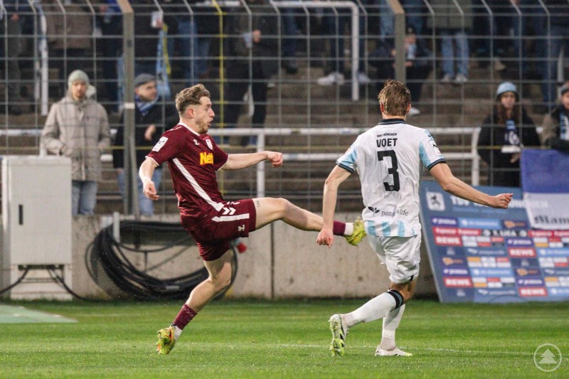 Ein Jahn-Spieler versucht den Ball im Zweikampf gegen einen Verteidiger von 1860 M&uuml;nchen zu kontrollieren.