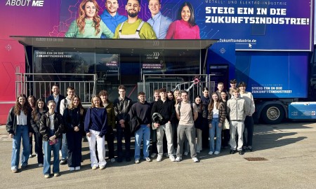 Einblick in die moderne Industrie: Sch&uuml;ler besuchen Komax SLE in Grafenau