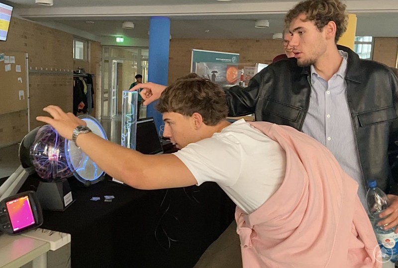 Faszination Wissenschaft zum Anfassen Schüler untersucht ein Plasma-Experiment aus nächster Nähe