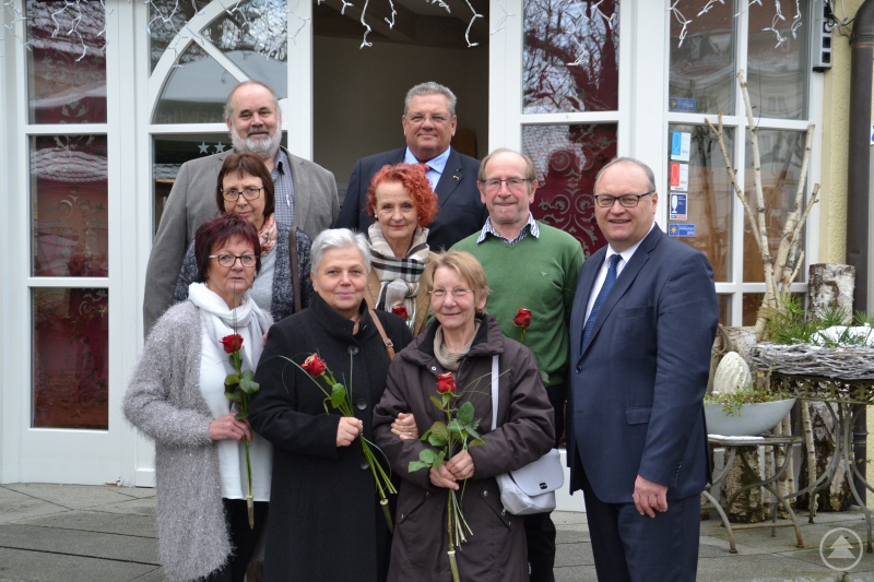 In den Ruhestand verabschiedete Mitarbeiter mit BR-Vorsitzenden Martin Blöchl (h.l), stv. Aufsichtsratsvorsitzender Max Niedermeier (h.r.), Geschäftsführer Helmut Denk (r.)