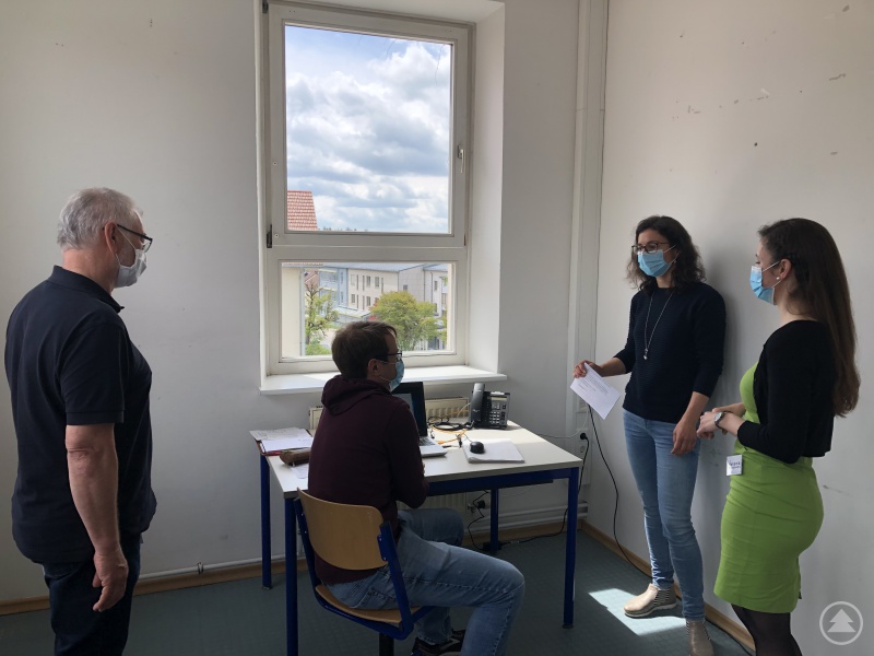 (von links nach rechts): Der zusätzlich eingestellte Arzt Dr. Josef Wegele, Anwärter Christoph Dachl, Abteilungsleiterin Dr. Sonja Kandlbinder und Verwaltungsleiterin Verena Holzbauer im Gespräch