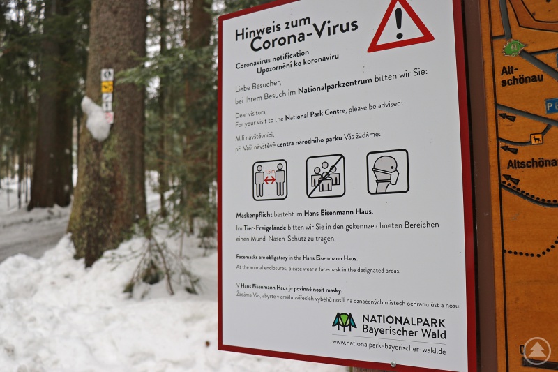 Im Tier-Freigelände wird auf die bestehenden Regeln hingewiesen. Dort wo kein Abstand zu anderen gewahrt werden kann, besteht zum Beispiel Maskenpflicht.