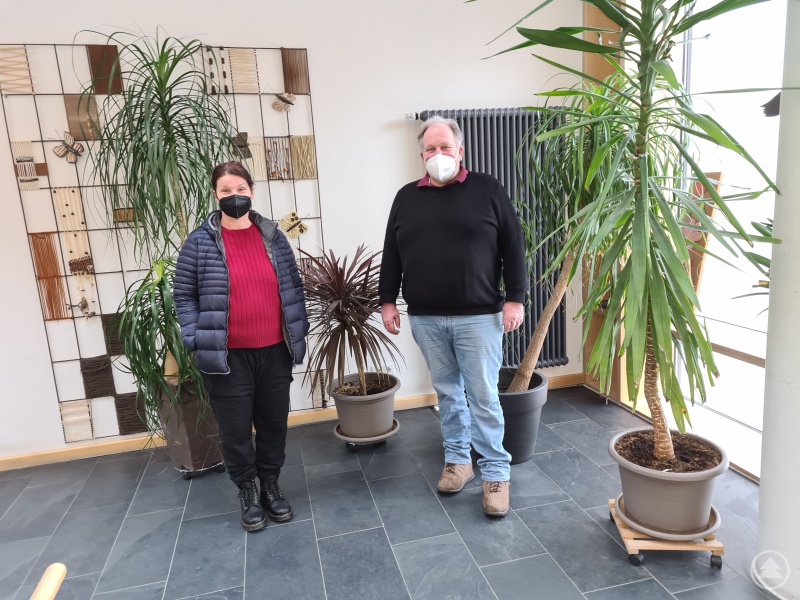 Franziska Pucher (Vorsitzende des Elternbeirats) und Rektor Ansver Sobtzick.