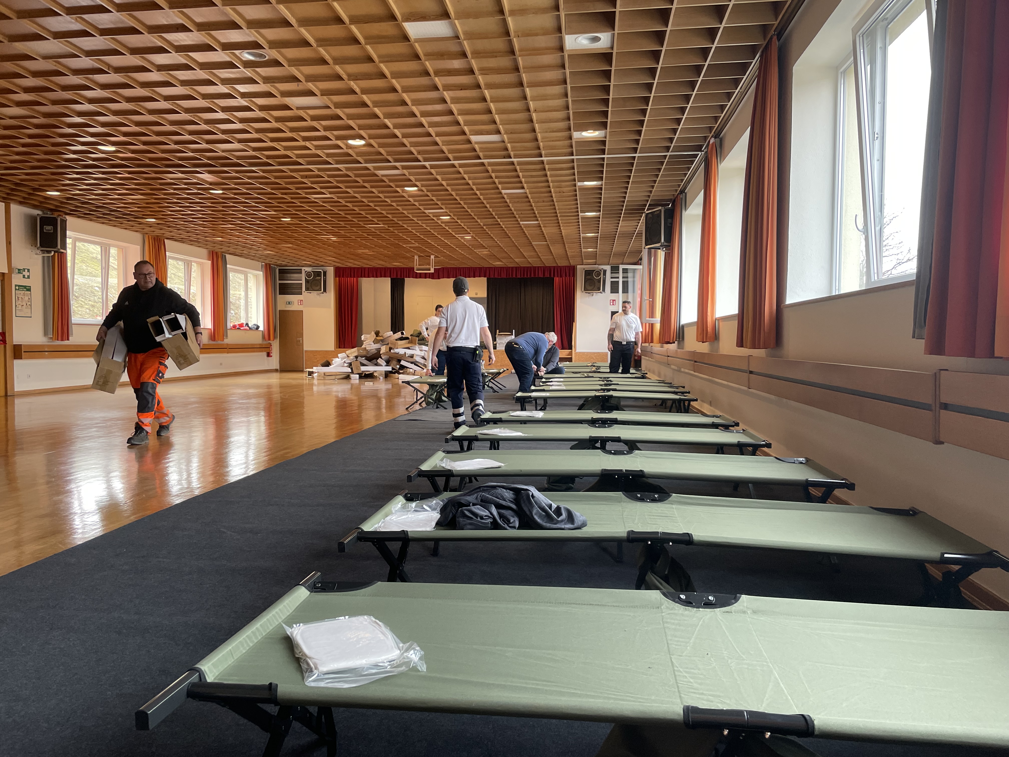 Viele Freiwillige halfen am Donnerstag mit, um Fest- und Turnhalle innerhalb kürzester Zeit zur Notunterkunft umzufunktionieren.