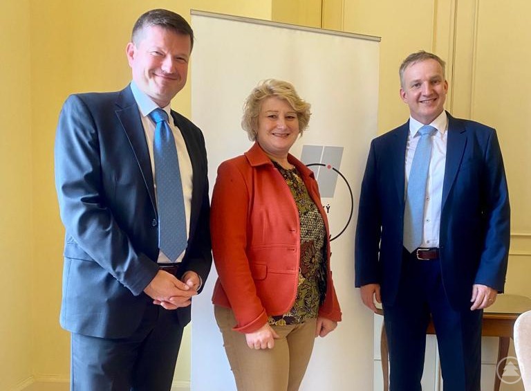 Martin Kastler, Leiter des Vorstandsbüros und Planungsstabs bei der Hanns-Seidel-Stiftung München, Bundesvorsitzender der Ackermann-Gemeinde, Mitglied des Europäischen Parlaments a.D. (links), und Jindich Fry, Staatssekretär Ministerium für Schulwesen, Jugend und Sport der Tschechischen Republik - vorheriger Vorsitzender des Verwaltungsrates (rechts), gratulieren Rita Hagl-Kehl zur Wahl als neue Vorsitzende des Verwaltungsrates des Deutsch-Tschechischen Zukunftsfonds.