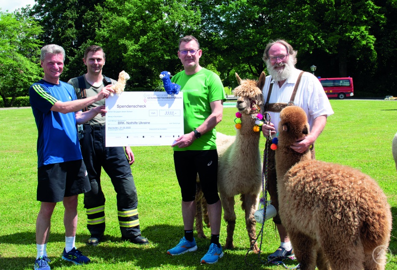 BRK-Vorsitzender Bernd Sibler (links) nimmt im Beisein von Uli Gleich, Werksfeuerwehr und Prof. Jungnitsch den Spendenscheck für die Ukraine-Nothilfe von Klinikdirektor Uwe Böttcher entgegen.