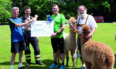 Das Bezirksklinikum Mainkofen läuft für die Ukraine und übergibt 3333 € an das BRK