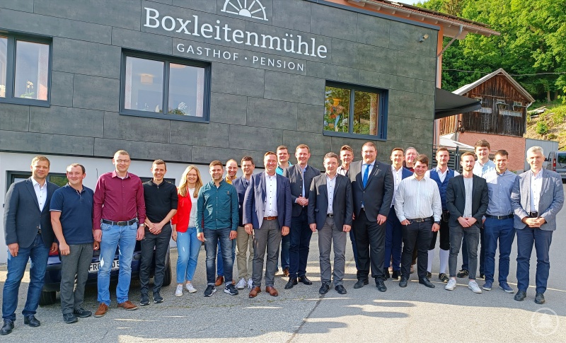 Im Austausch zu aktuellen politischen Themen aller Ebenen: (v. links n. rechts) Bezirkstagspräsident und CSU-Kreisvorsitzender Dr. Olaf Heinrich, Ludwig König, Christoph Endl, stellv. Kreisvorsitzender Daniel Traxinger, Martina Attenbrunner, David Rieger, stellv. Kreisvorsitzender Dr.-Ing. Sebastian Weber, Bürgermeister Martin Pichler, Bezirksrat Josef Heisl, Kreisgeschäftsführer Martin Höppler, MdB Thomas Erndl, MdL Max Gibis, Wilhelm Rodriguez Rudman, Kreisvorsitzender Christoph Weishäupl, Maximilian Meier, stellv. SEN-Kreisvorsitzende Dr. Elena Möhring, Julian Vater, Stephan Brunner, stellv. Kreisvorsitzender Markus Wensauer, Michael Scherzer, Sebastian Schrank und MdL Prof. Dr. Gerhard Waschler.