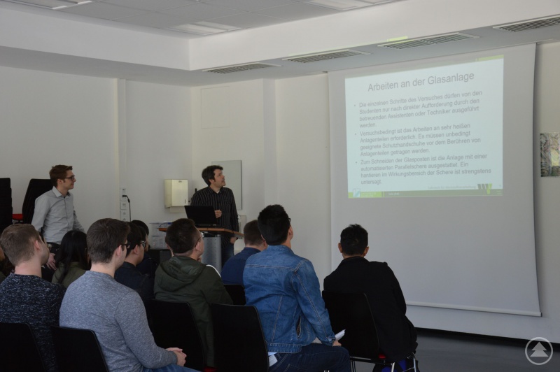 Begrüßung und Einweisung - v. l. (stehend): Benedikt Scharfe, operativer Leiter des TAZ Spiegelau; Dr.-Ing. Andreas Rosin, wissenschaftlicher Mitarbeiter Universität Bayreuth