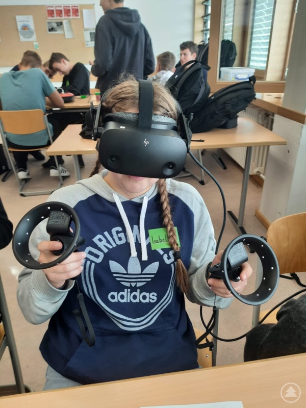 Mittels VR-Brille konnten die Realschüler das Ergebnis ihrer Planungsarbeit „hautnah“ erleben.