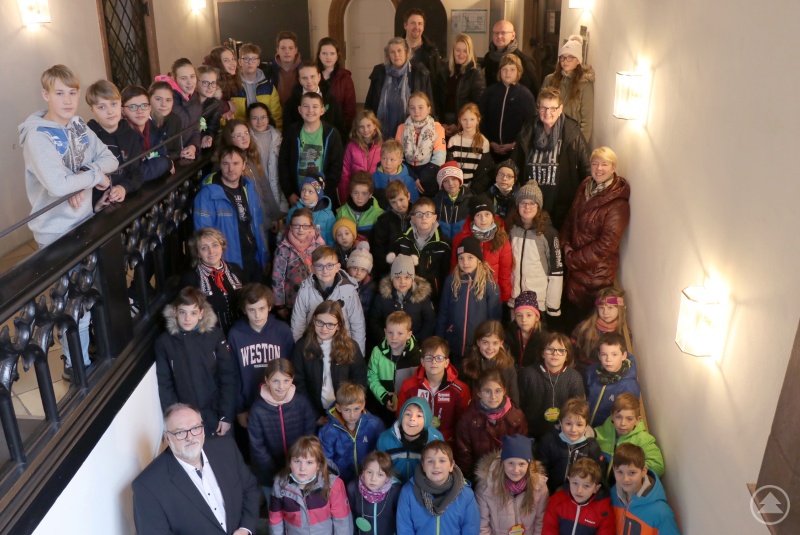 Ein Erinnerungsfoto mit Oberbürgermeister Jürgen Dupper (vorne links) durfte beim Besuch der deutsch-tschechischen Schülergruppe natürlich nicht fehlen.