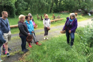 Selbstgemachtes Kräuterpesto, Fladenbrot und Grüni