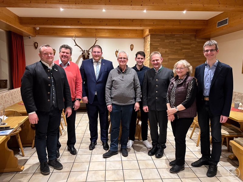 Bei der Jahreshauptversammlung des CSU Ortsverbandes Haus i. Wald (Grafenau) wurde neu gewählt. V.L. Stadtrat, stv. CSU OV Haus i. Wald und MU-Kreisvorsitzender Stefan Behringer, Ehrenbürger Franz Greipl, JU-Kreisvorsitzender Christoph Weishäupl, 2. Bürgermeister Max Riedl, JU OV Sebastian Schrank, CSU OV Haus i. Wald Alexander Schrank, stv. FU OV Inge Behringer, stv. Kreisvorsitzender Karlheinz Roth u. Spiegelaus Bürgermeister