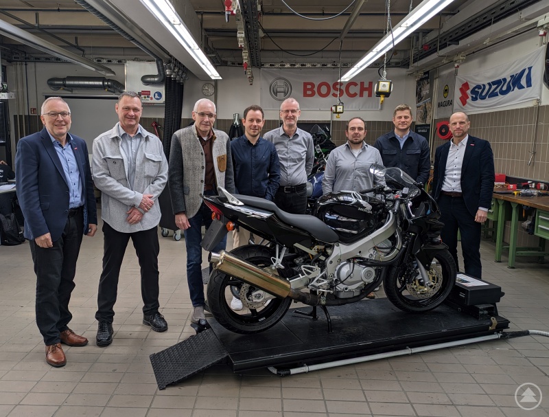 v. l. Armin Maier (Leiter des Berufsbildungszentrums der Handwerkskammer Niederbayern-Oberpfalz), Herbert Weinberger (Geschäftsstellenleiter Regen der Agentur für Arbeit), Josef Flingelli (Bereichsleiter der Agentur für Arbeit), Christoph Schambeck (Geschäftsstellenleiter Straubing-Bogen der Agentur für Arbeit), Karl Haimerl (Teamleiter Arbeitgeber-Service der Agentur für Arbeit), Alois Wittenzellner (Berufsberater der Agentur für Arbeit), Andreas Ober (Wirtschaftsförderer im Landkreis Deggendorf), Christian Kaiser (stellvertretender Bereichsleiter Berufliche Bildung der Handwerkskammer Niederbayern-Oberpfalz)