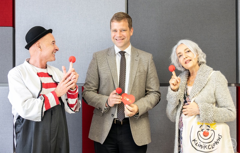 Im Bild: Lupino Valentino und Andrea Andrade von den KlinikClowns auf „Visite“ bei Bezirkstagspräsident Dr. Olaf Heinrich (Mitte). Foto: Bäter, Bezirk Niederbayern