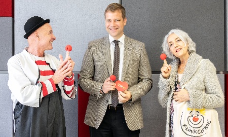 Komödianten für die Seele: KlinikClowns zu Besuch bei Bezirkstagspräsident Dr. Olaf Heinrich