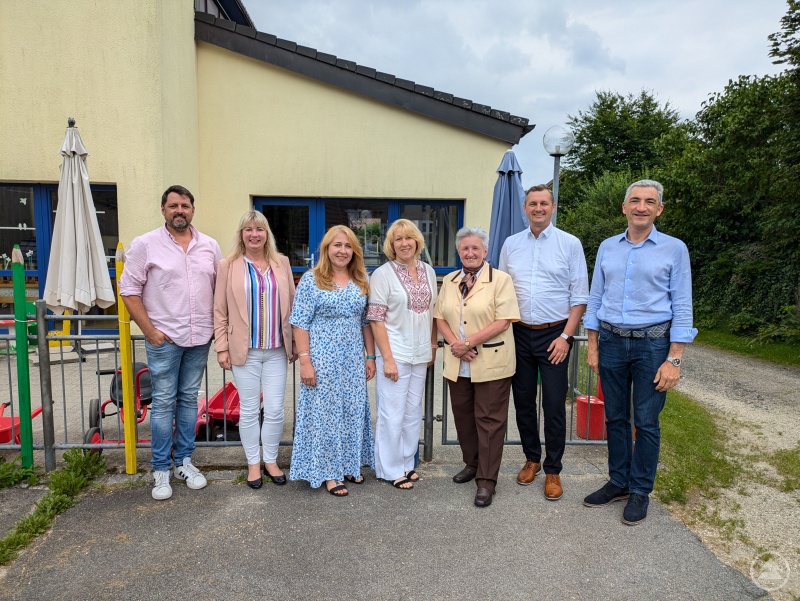 v. l. Andreas Lettenmaier (Kreisgeschäftsführer der AWO), Frau Stoklasa (Vermittlerin im Jobcenter Arberland), Tetiana Hanuskova und Svitlana Bondar (Mitarbeiterinnen der AWO Kindertagesstätten), Marianne Loibl (Geschäftsführerin im Jobcenter Arberland), Christian Girgnhuber (Geschäftsführer Operativ der Agentur für Arbeit Deggendorf), Dr. Ronny Raith (Landrat im Landkreis Regen)