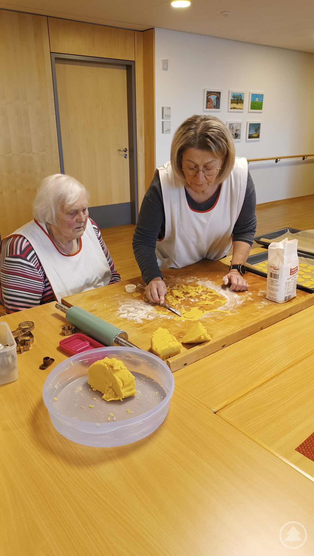 Plätzchenbacken in den einzelnen Wohngruppen, mit großer Unterstützung vom Freundeskreises St. Gisela.