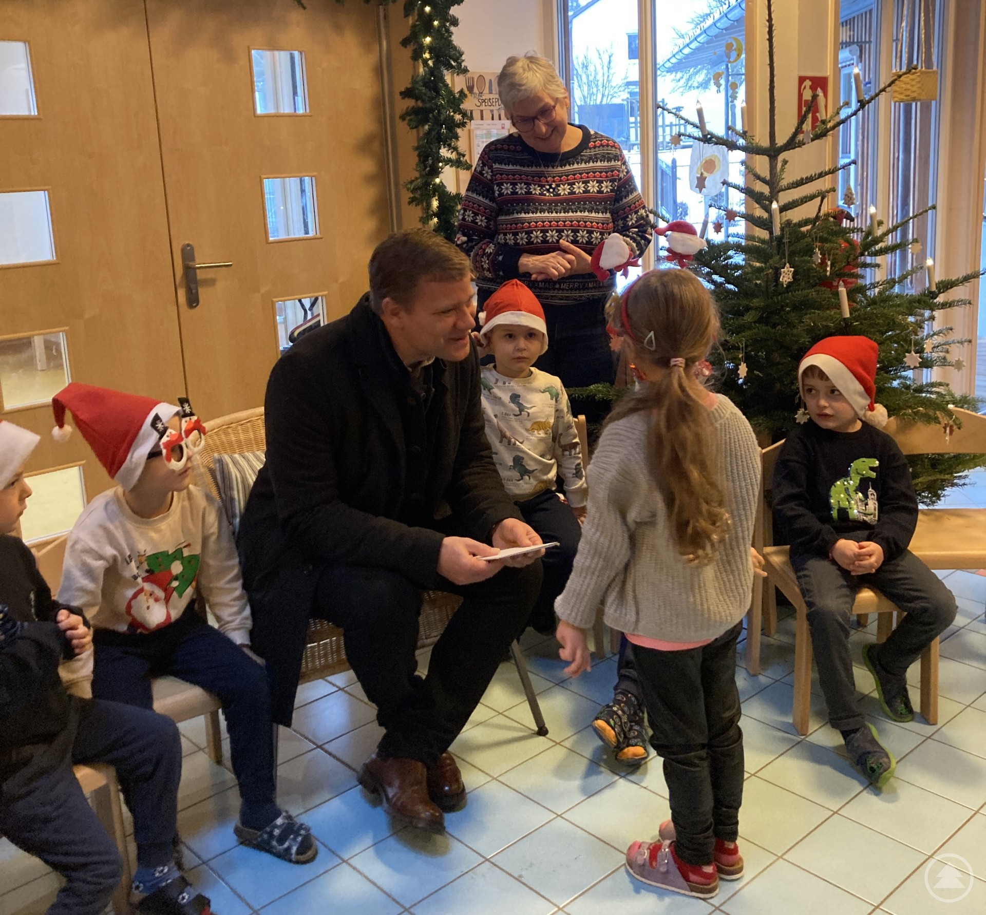 Einen Weihnachtsbrief haben die Kinder vom Kinderhaus St. Josef für Bürgermeister Dr. Olaf Heinrich (mitte) und den Freyunger Stadtrat vorbereitet und beim Besuch an den Bürgermeister übergeben.