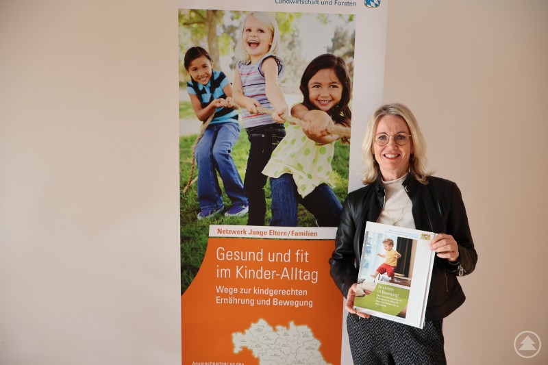 Monika Rothbächer empfiehlt jungen Familien das kostenlose Vortrags- und Kursangebot der Ernährungs- und Bewegungsexperten des AELF Passau. IMG_1501.JPG