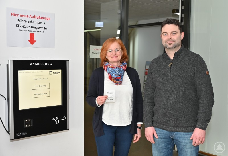 Stolz präsentieren (von rechts) Sachgebietsleiter Stephan Braumandl und Karina Seibold aus der Zulassungsstelle das neue Terminal, an dem man sich für Kfz-Zulassung- und Führerscheinstelle im Landratsamt in Freyung anmelden kann MM 2025-02-25 Neue Aufrufanlagen optimieren den Service in Kfz-Zulassung- und Führerscheinstelle Terminal.JPG