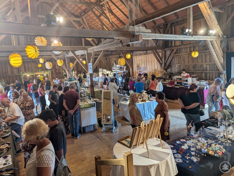 Blick von oben auf den Kunsthandwerkermarkt in Buchet