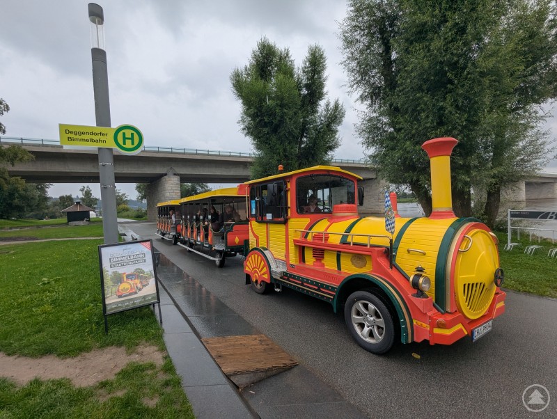 Bimmelbahn an der Donaupromenade von Deggendorf